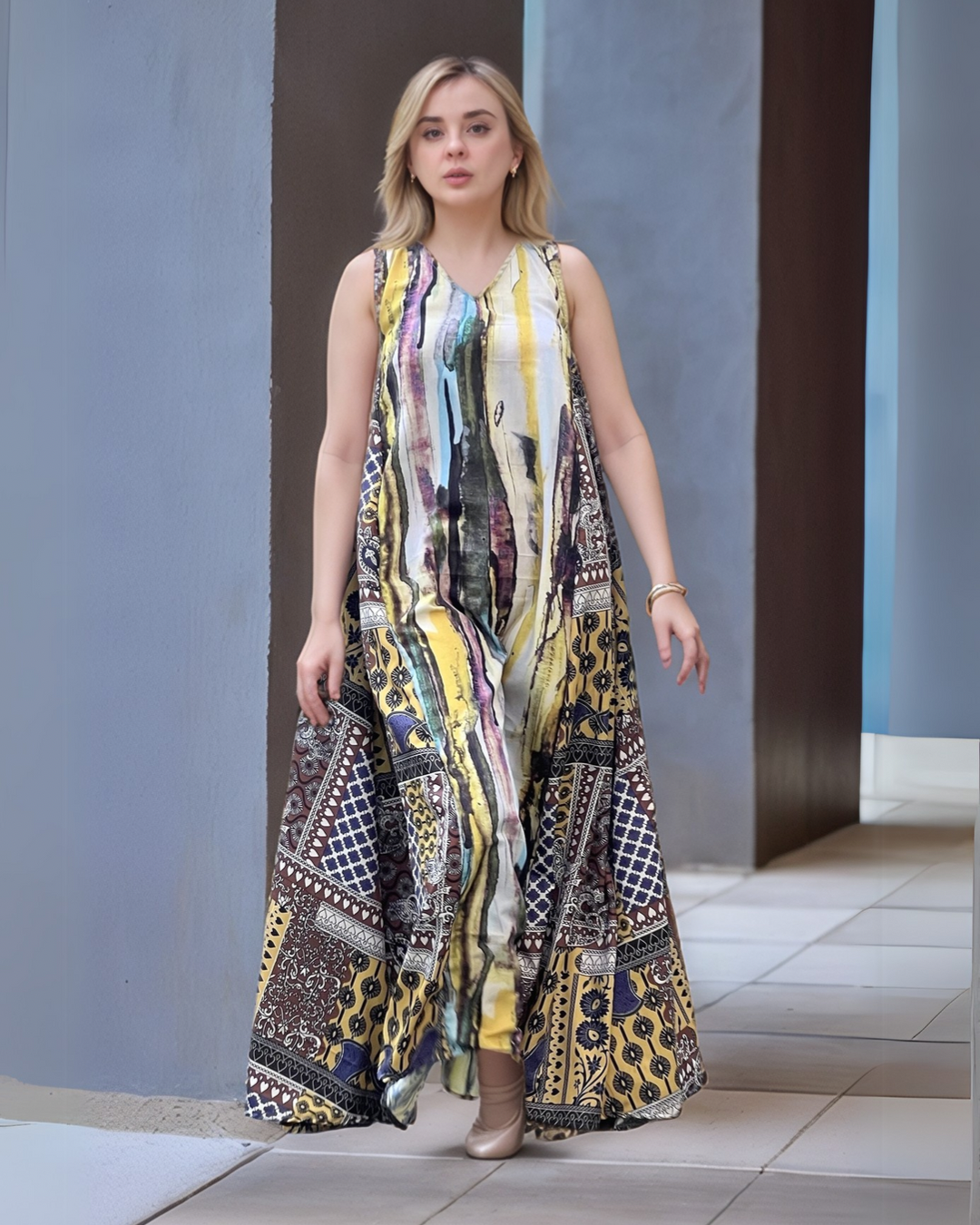Sleeveless Long Dress with the Beautiful Brushstroke