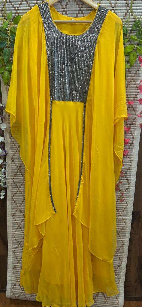 Mrunal Thakur enjoys friend's Haldi ceremony in yellow Indo-western wear! |  Haldi outfits, Dress for haldi function, Indian fashion